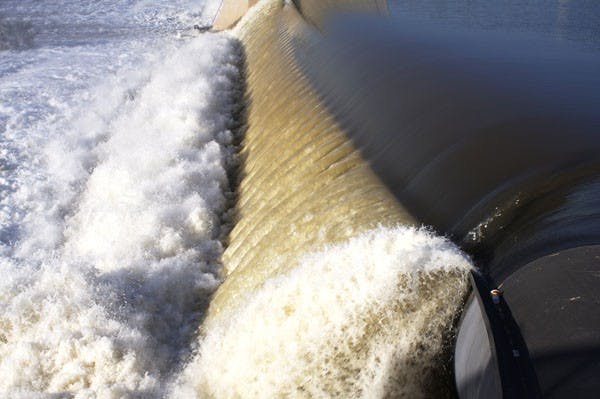 OVERFLOW: Although it has been more than a week since the Valley has seen rain, water is still flowing through Tempe Town Lake and down the Salt River. (Photo by Scott Stuk)