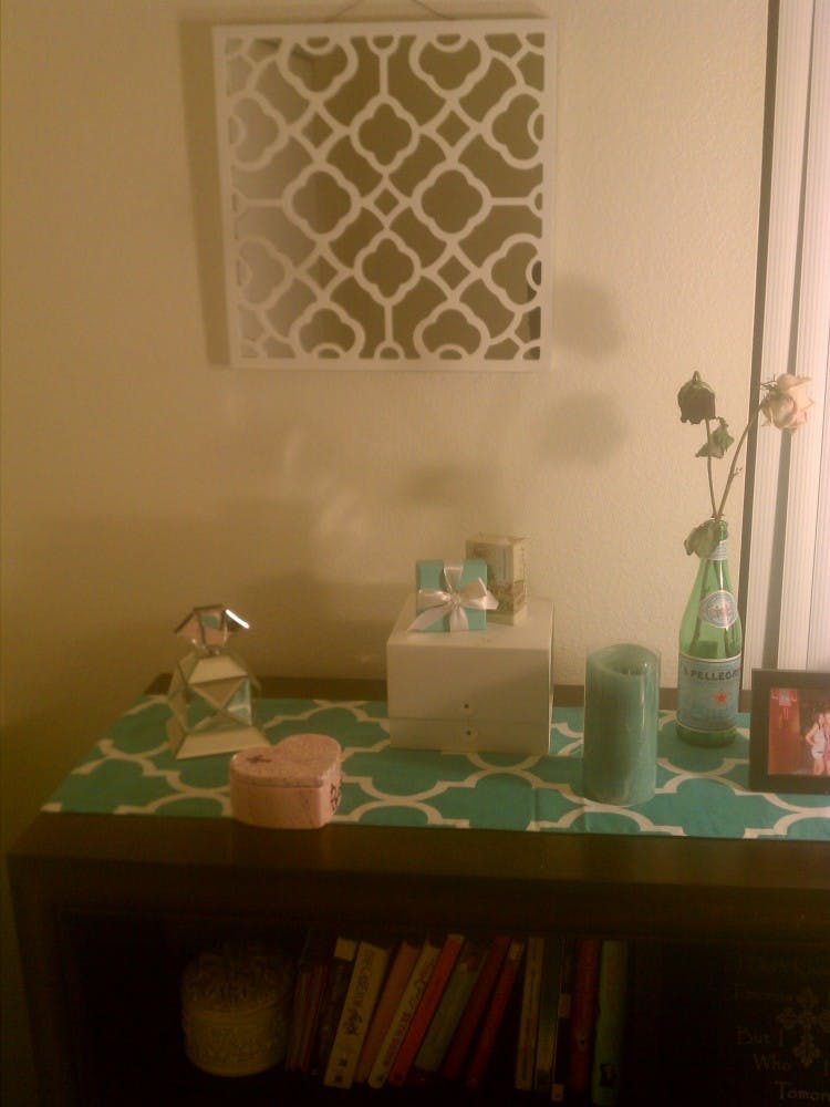 The rest of the room carries the theme from the bedspread. Photo by Kelsey Pfeffer.