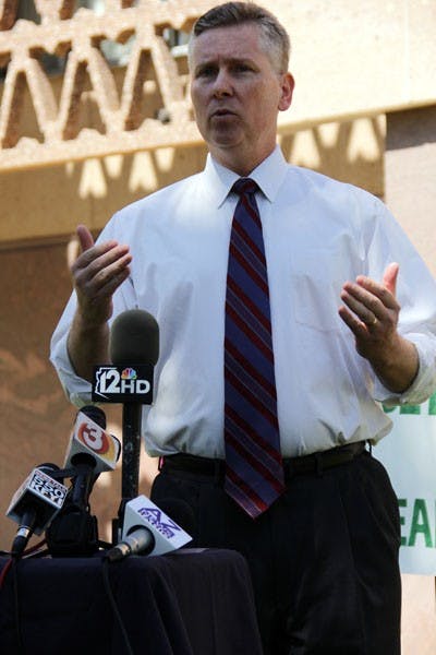 Andrew Thomas spoke Thursday morning on the Senate Lawn about fixing the flaws in the judicial court systems in Arizona. (Photo by Shawn Raymundo)