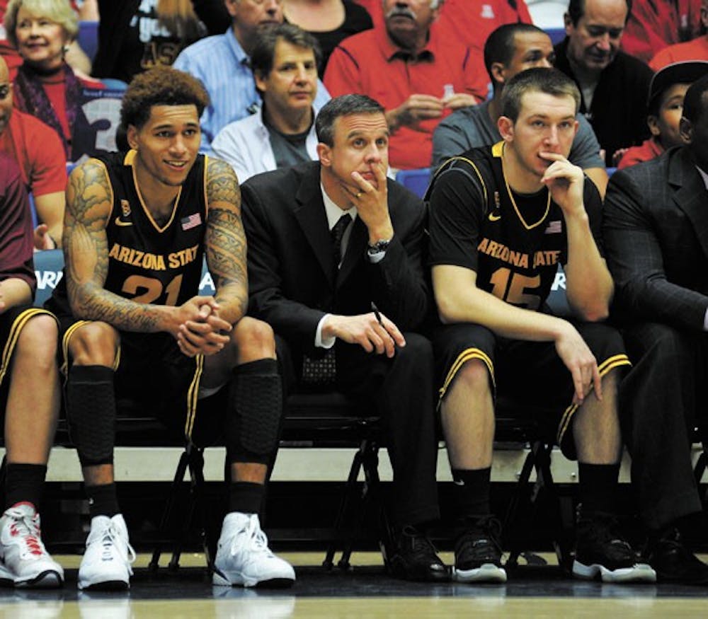 Former men’s basketball assistant coach Scott Pera (center) observes the court from the bench. Pera and Lamont Smith both departed from the team’s coaching staff on Thursday. (Photo by Sam Rosenbaum) 
