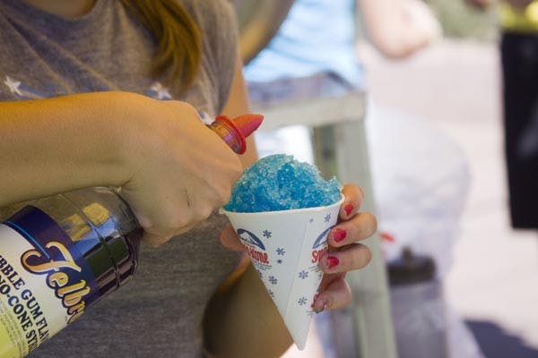 BLUE SNOW CONE: The Undergraduate Student Government registered voters and passed out snow cones on the Tempe campus Monday afternoon. (Photo by Annie Wechter)