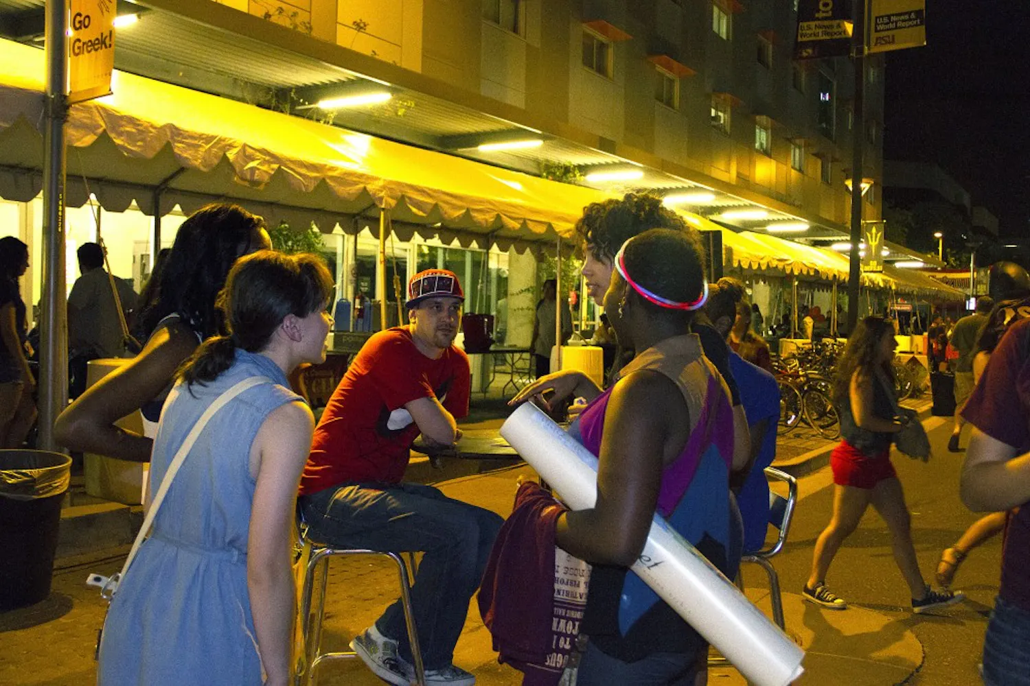 Freshmen students at Taylor Fest in downtown Phoenix mingle with each other. (Photo by Thomas Hawthorne)