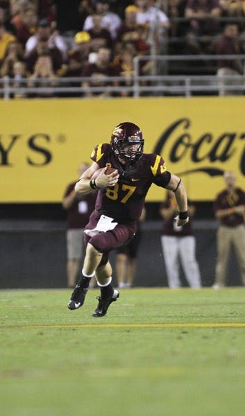 Junior tight end Chris Coyle carries the ball downfield during the Sun Devils’ 45-14 win over Illinois on Saturday. (Photo by Sam Rosenbaum)