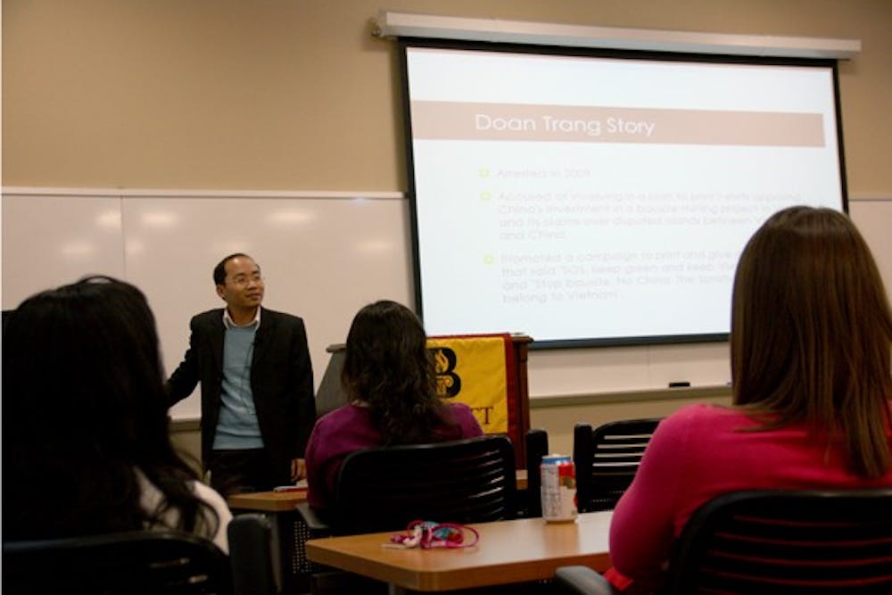 Duy Le Kanh, Vietnamese media expert and Fulbright Scholar at Point Park University, lectured Thursday afternoon about the implications of media censorship. Barrett, the Honors College, hosted the event at the Cottonwood building and was free for ASU students. (Photo by Shawn Raymundo)