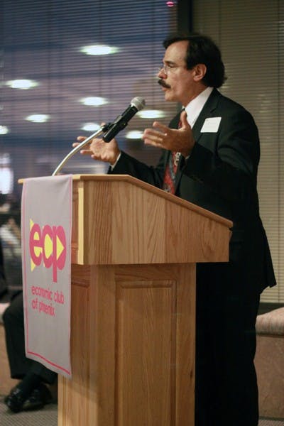 ECONOMIC MINDS: The Economic Club of Phoenix kicked off its speaker series Tuesday night at the law offices of Snell and Wilmer in downtown Phoenix with Dan Harkins, the owner and CEO of Harkins Theatres. (Photo by Lillian Reid)