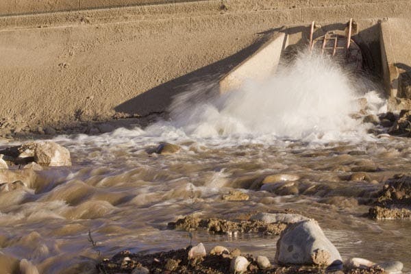 HIGH QUALITY H2O: Water from Roosevelt dam rushes into the Tempe Town Lake early Friday morning. (Photo by Annie Wechter)
