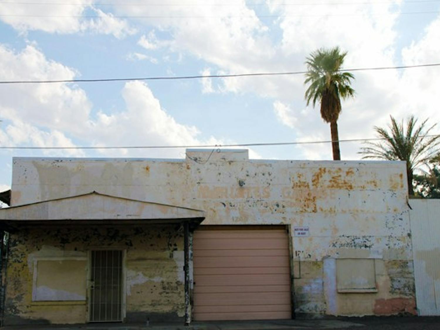 FALLING APART: The Tempe City Council leaders are discussing the possibility of renovating and revamping storefronts around Apache Blvd. (Photo by Rosie Gochnour)