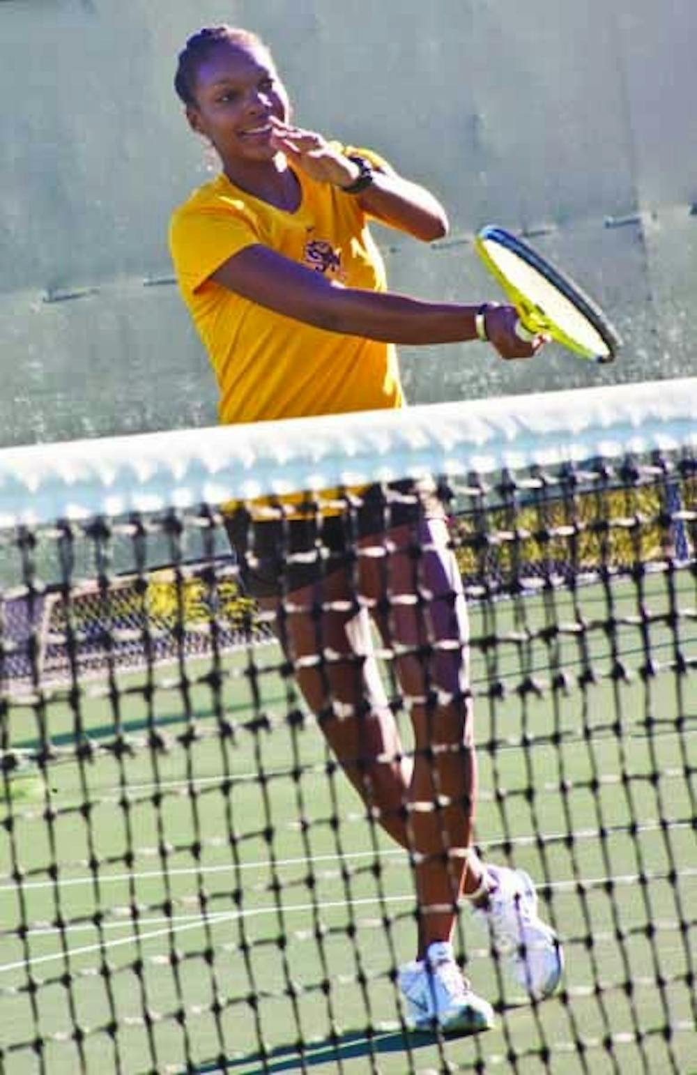 Tennis READY TO RETURN: Junior Sianna Simmons returns a ball in a recent practice. The team started full practices last week and are simulating matches to prepare for their upcoming tournament season. (Photo by Annie Wechter)