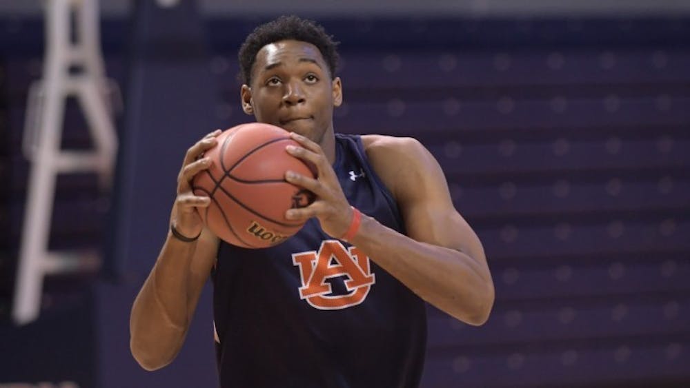 Austin Wiley practicing before his first game with Auburn against Mercer