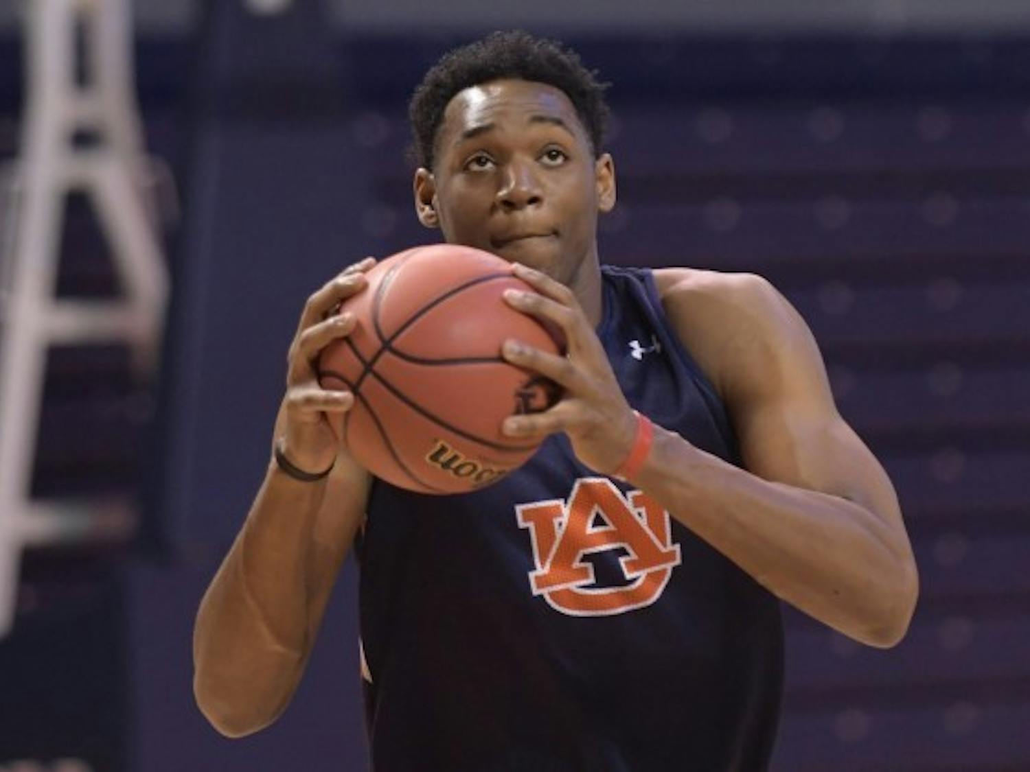 Austin Wiley practicing before his first game with Auburn against Mercer