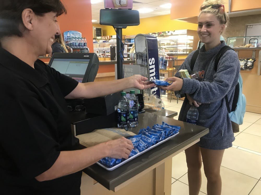 Au Bon Pain’s employee Ayse Bilgili expressing thanks for students dining on campus with a free treat at checkout. 