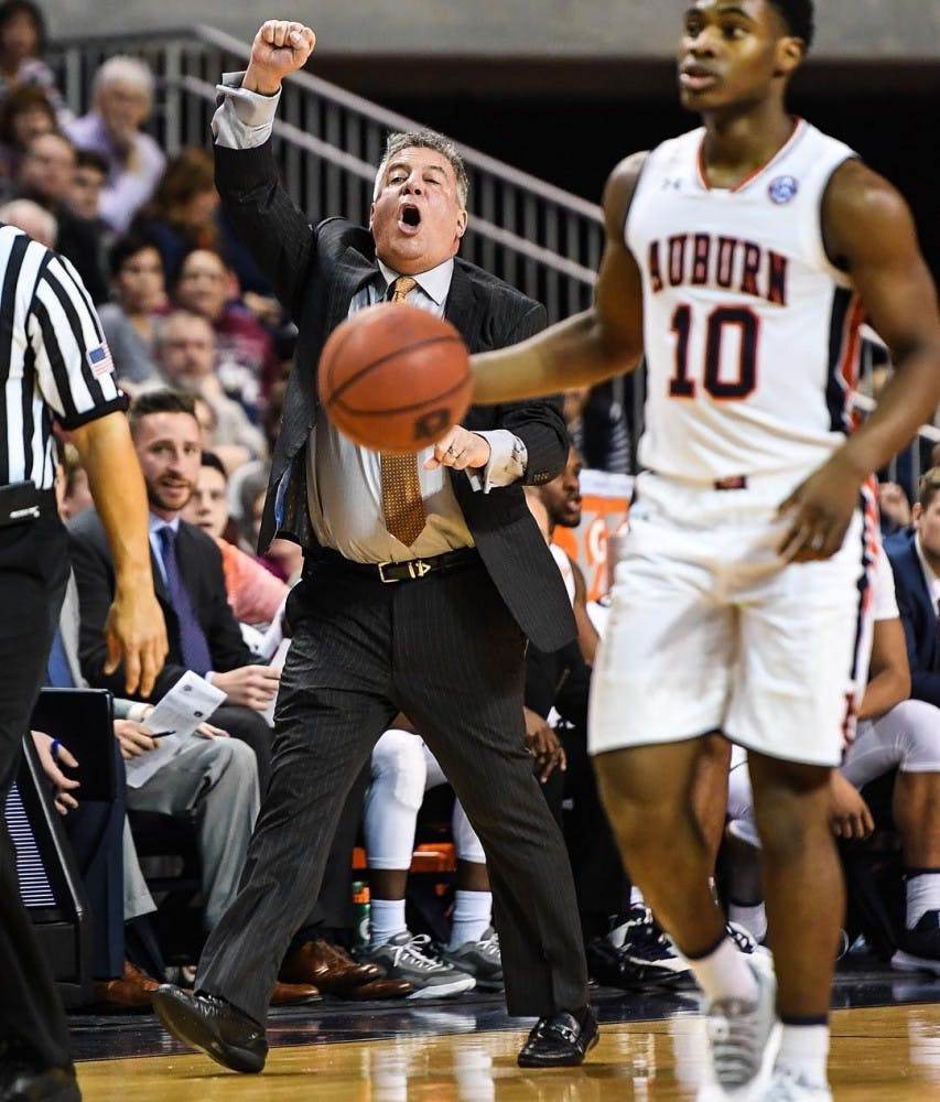 ​Auburn head coach Bruce Pearl calling out plays