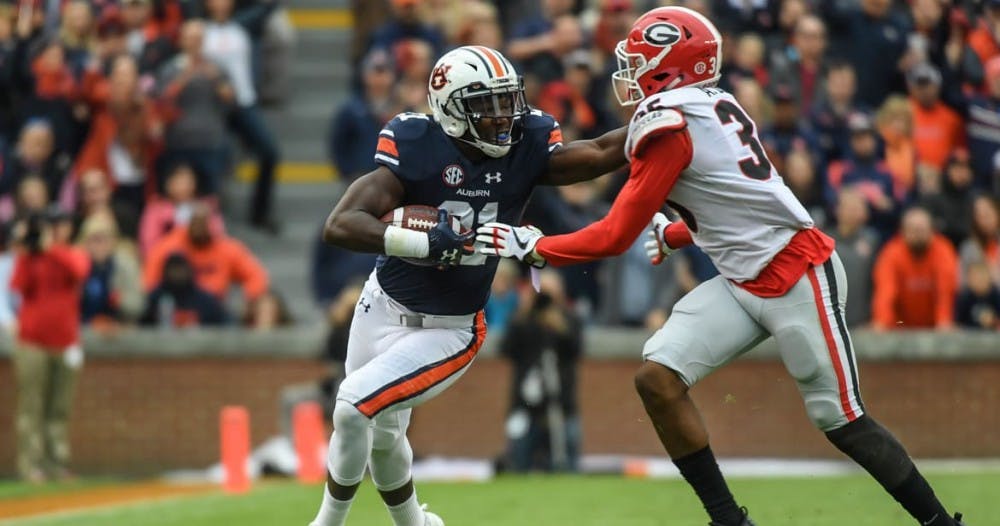 Kerryon Johnson stiff-arms UGA player