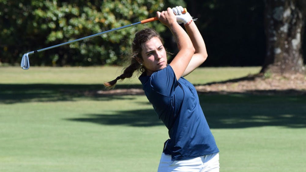 Elena Hualde swings golf club