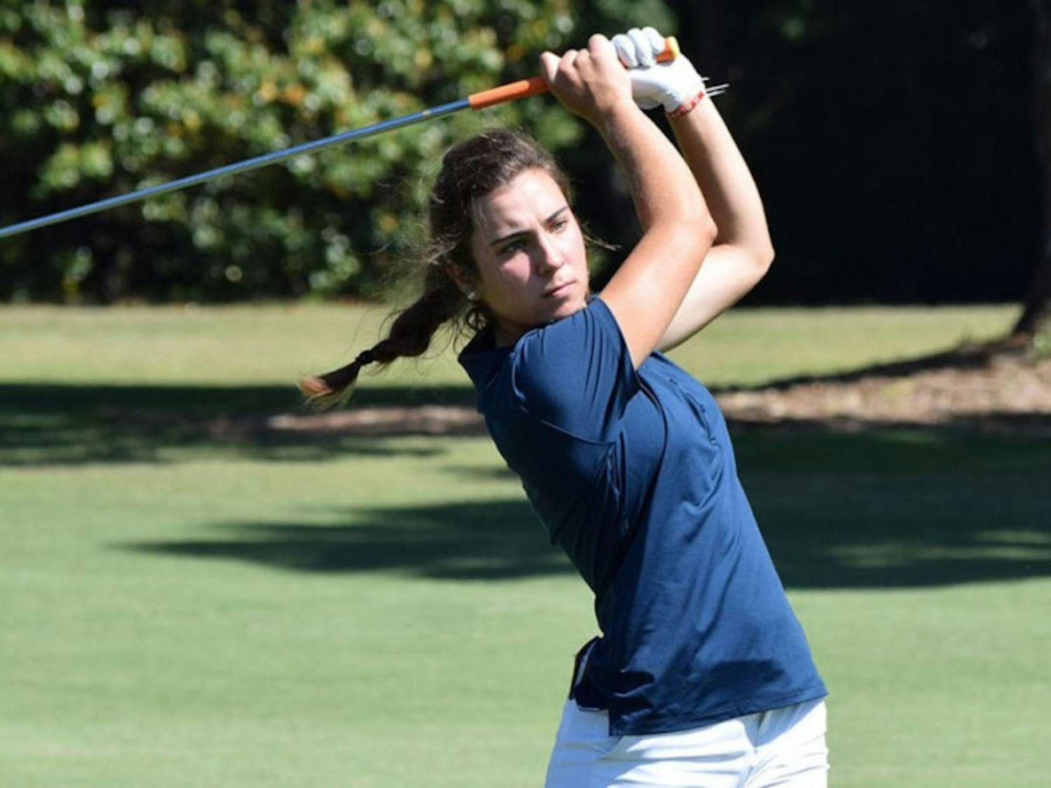 Elena Hualde swings golf club