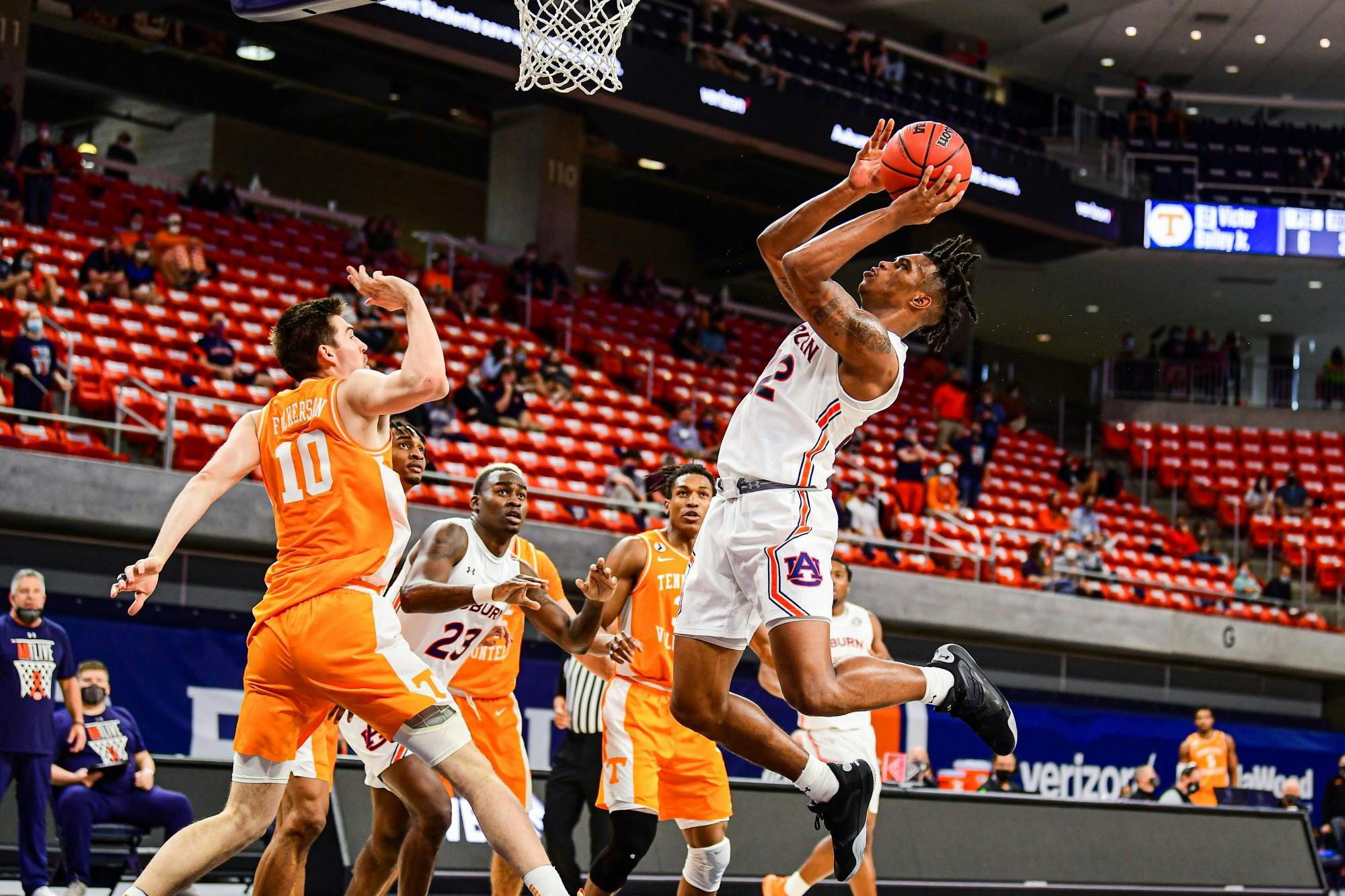 022721_Auburn_SL1_1337_Allen Flanigan goes up for a shot .jpg