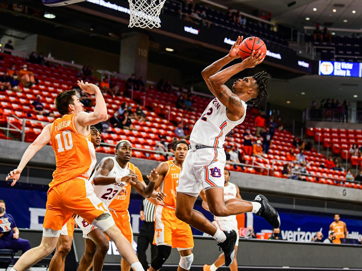 022721_Auburn_SL1_1337_Allen Flanigan goes up for a shot .jpg