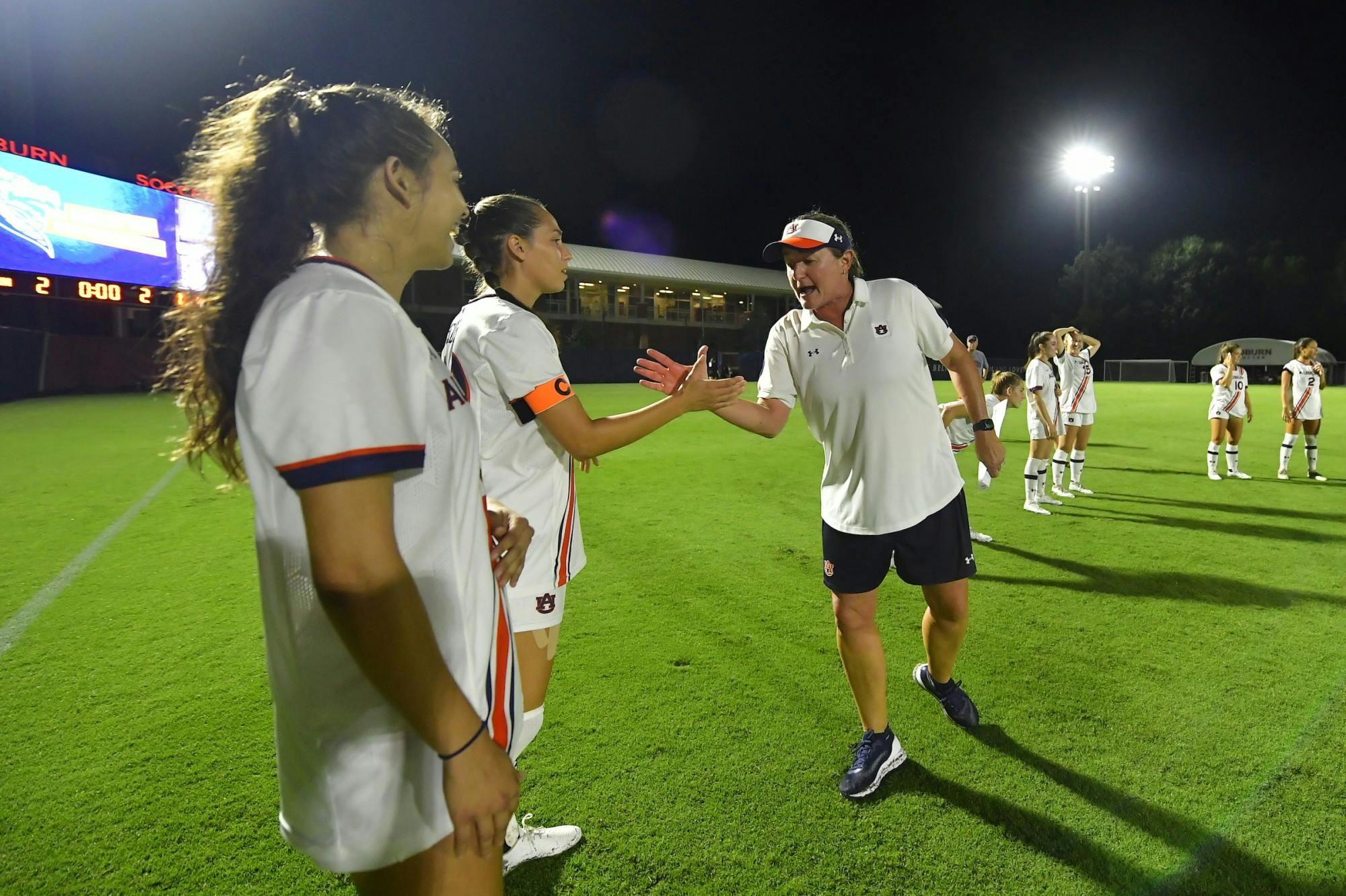Head coach Karen Hoppa with Auburn players 