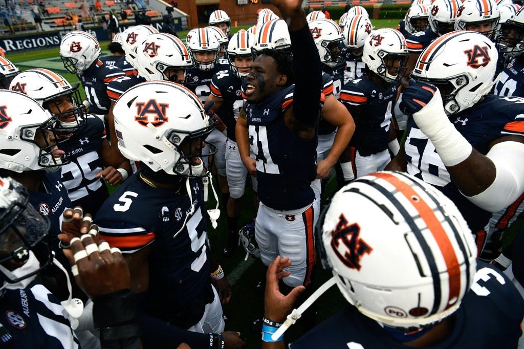_big_101020_Auburn__TVE6289_Huddle.jpg