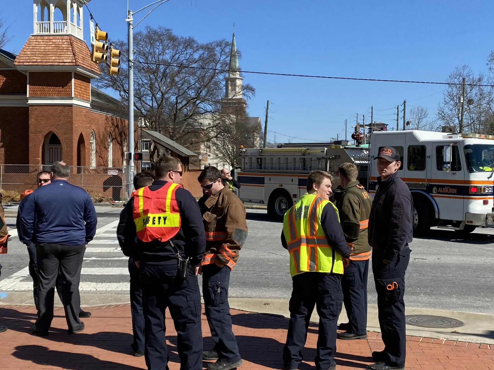 Crews work for fix gas leak