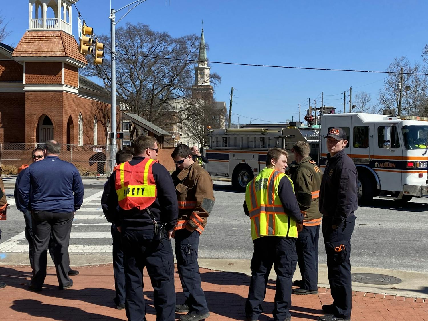 Crews work for fix gas leak