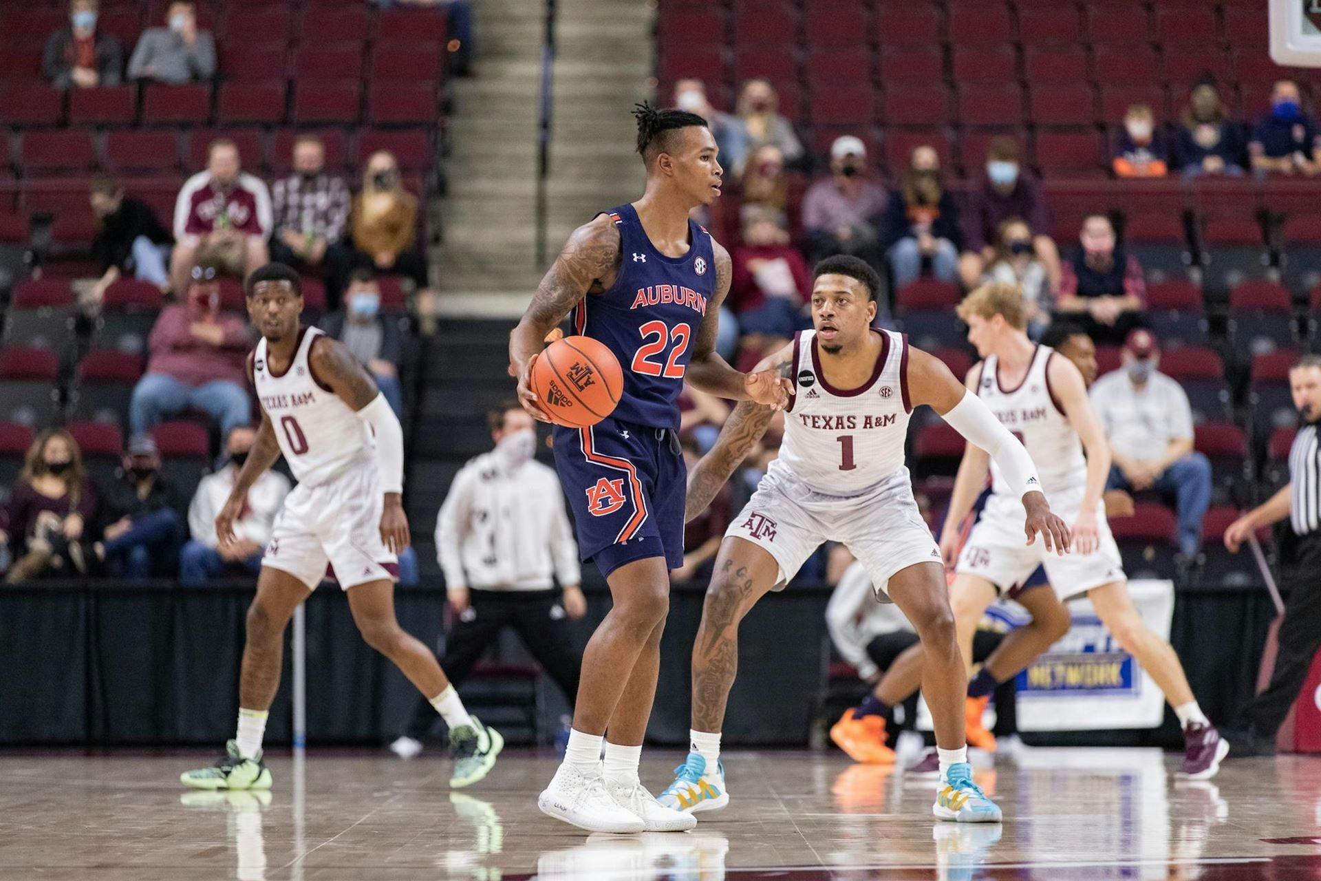 Allen Flanigan (22) vs. Texas A&M. Credit: Bailey Orr