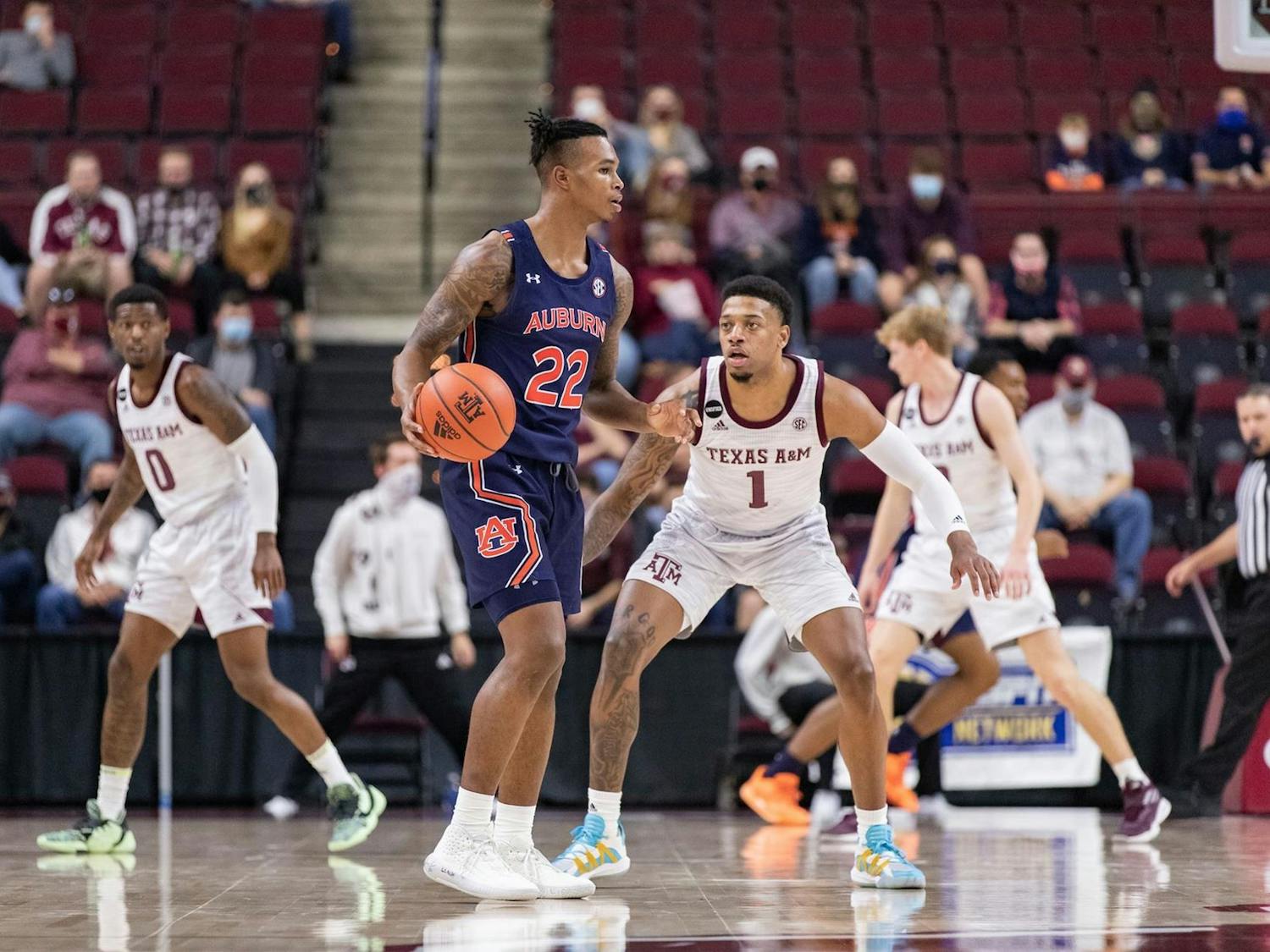 Allen Flanigan (22) vs. Texas A&M. Credit: Bailey Orr