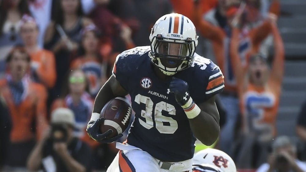 Kamryn Pettway rushes with the ball
