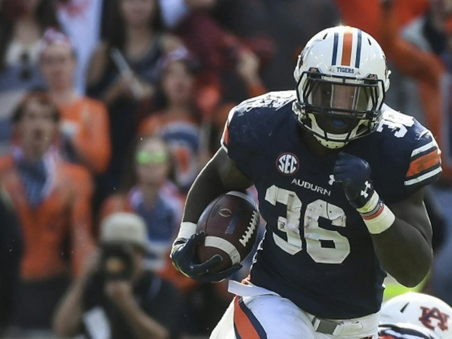 Kamryn Pettway rushes with the ball
