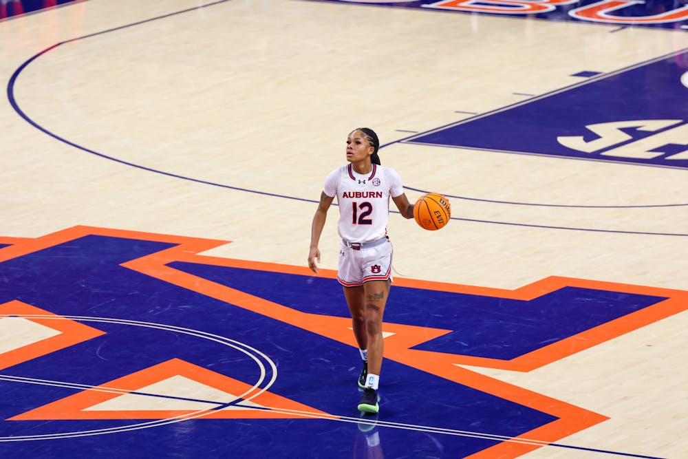 Mar'shaun Bostic dribbling down court on February 6th, 2025. Photo by Mitchell Knighten | The Auburn Plainsman