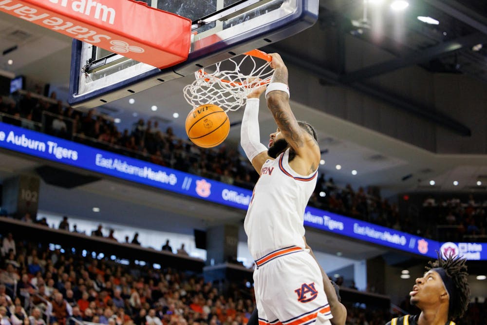 Johni Broome (4) completes a two-pointer against Missouri on Jan. 4, 2025. Photo by Estela Munoz | The Auburn Plainsman
