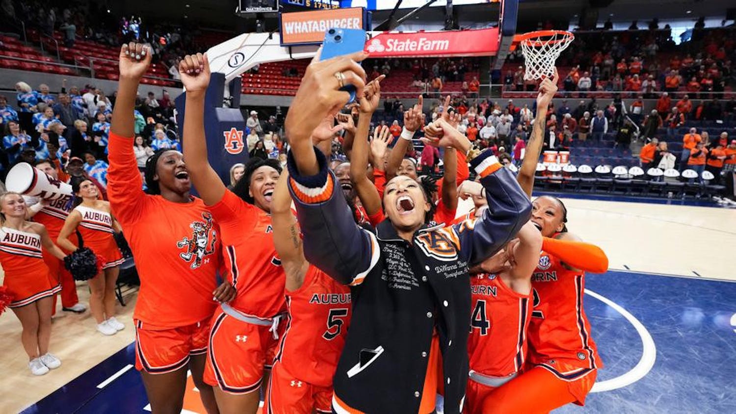 DeWanna_Bonner_and_The_Auburn_Women_s_Basketball_Team_20240121_WBB_vs_Bama_ZB_227.jpg