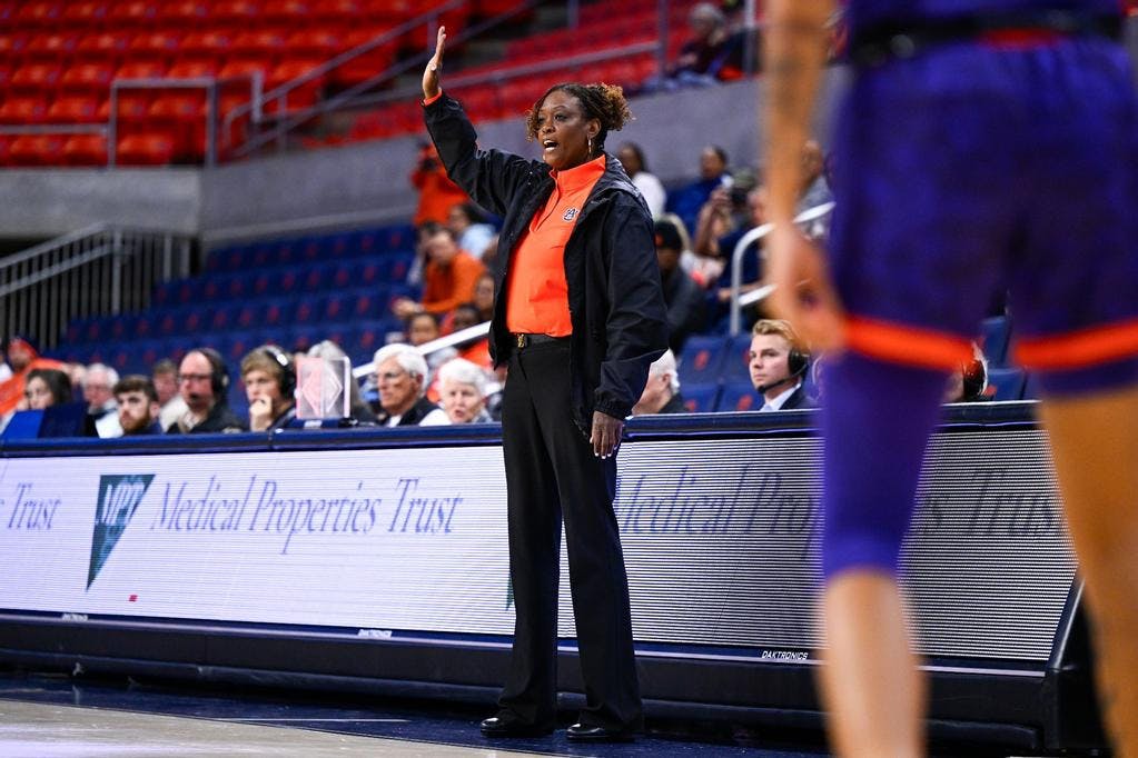 Head_Coach_Johnnie_Harris_20231130_WBB_vsClem_JH_115.jpg