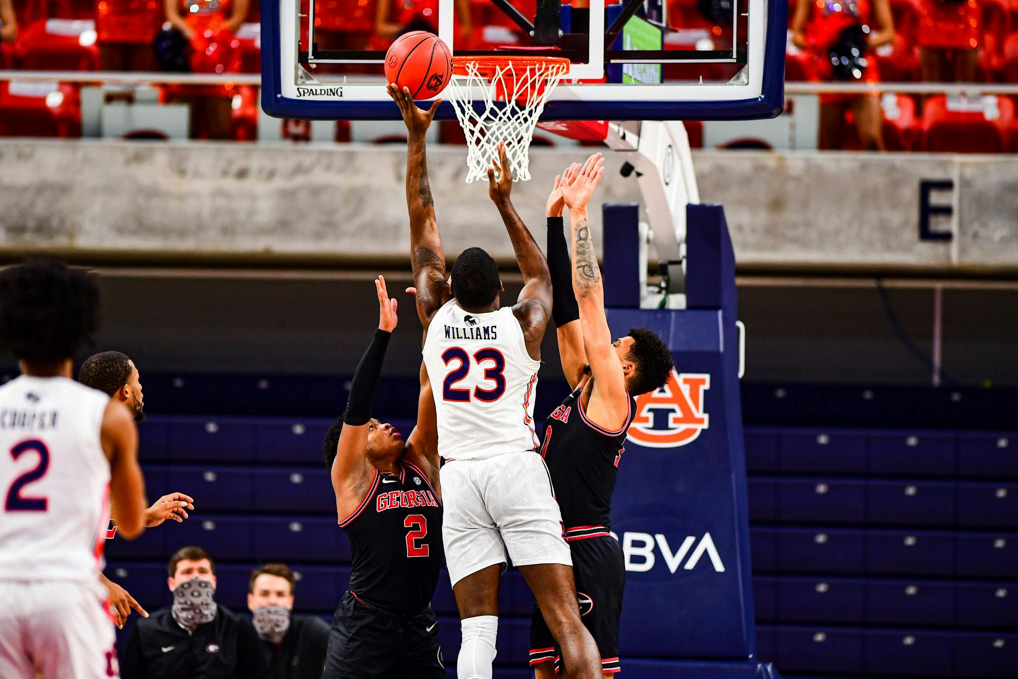 020221_Auburn_SL1_5586_Jaylin Williams goes up for a layup.jpg