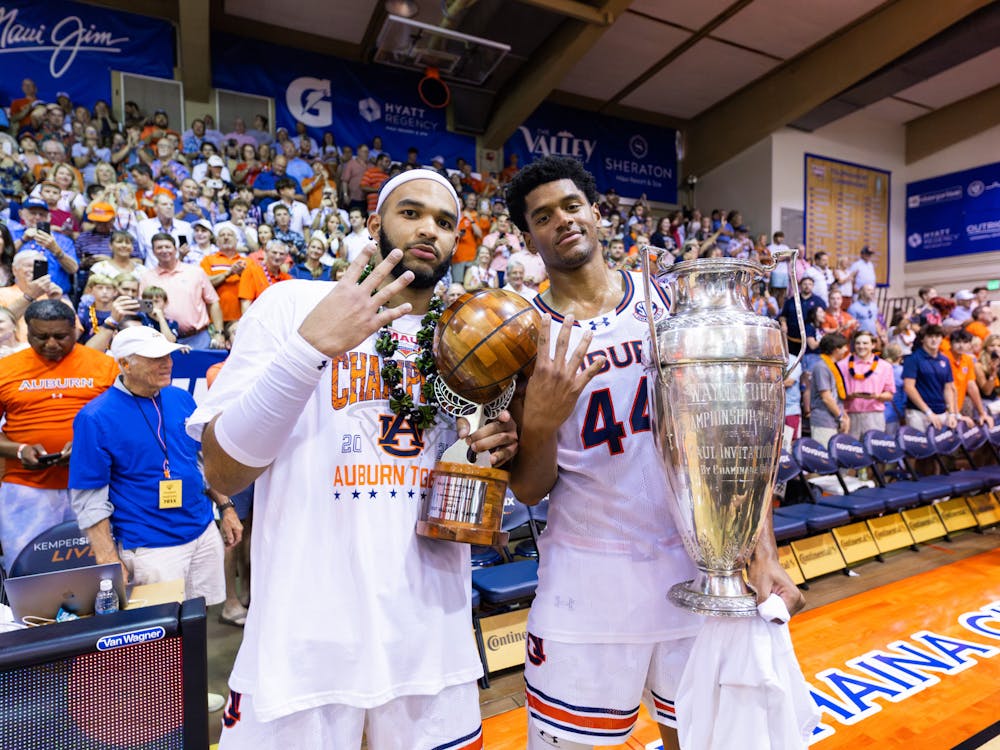 Johni Broome and Dylan Cardwell pose after Auburn wins the Maui Invitational on Nov. 27, 2024. Photo by Luca Flores | The Auburn Plainsman
