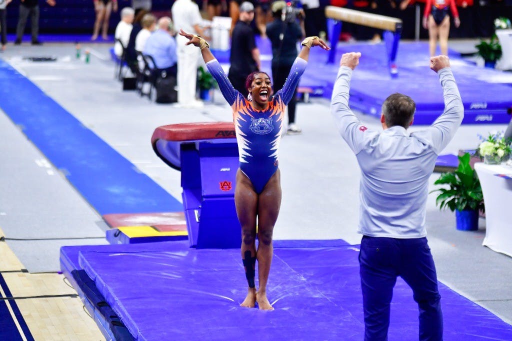_big_Derrian_Gobourne_vault_NCAA_Regionals_20220331_MCS_8034.jpg