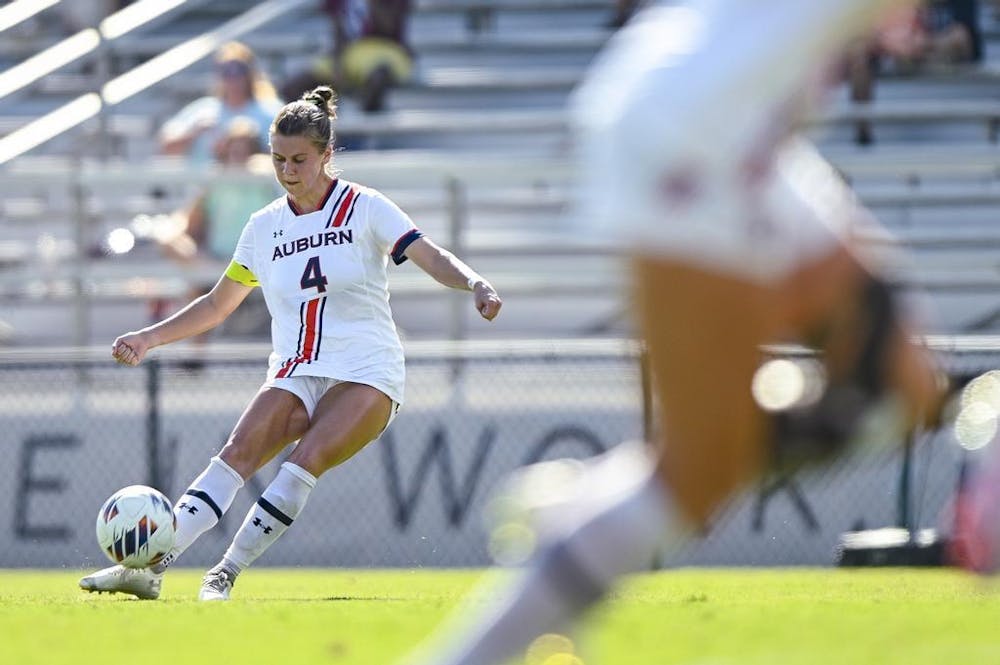 Sep 25, 2022; Auburn, Al, USA; Anna Haddock (4) plays a ball into the box during the game between Auburn and Ole Miss at Auburn Soccer Complex.  Grayson Belanger/AU Athletics (Sep 25, 2022; Auburn, Al, USA; Anna Haddock (4) plays a ball into the box d