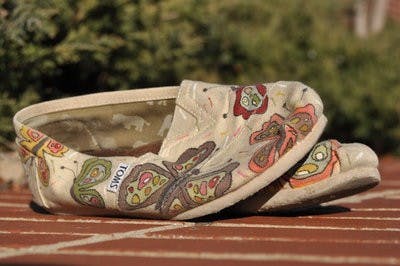 Amanda Claire Rives' decorates TOMS with multicolored butterflies using Prismacolor markers. (Kelly Tsaltas / Assistant Intrigue Editor)