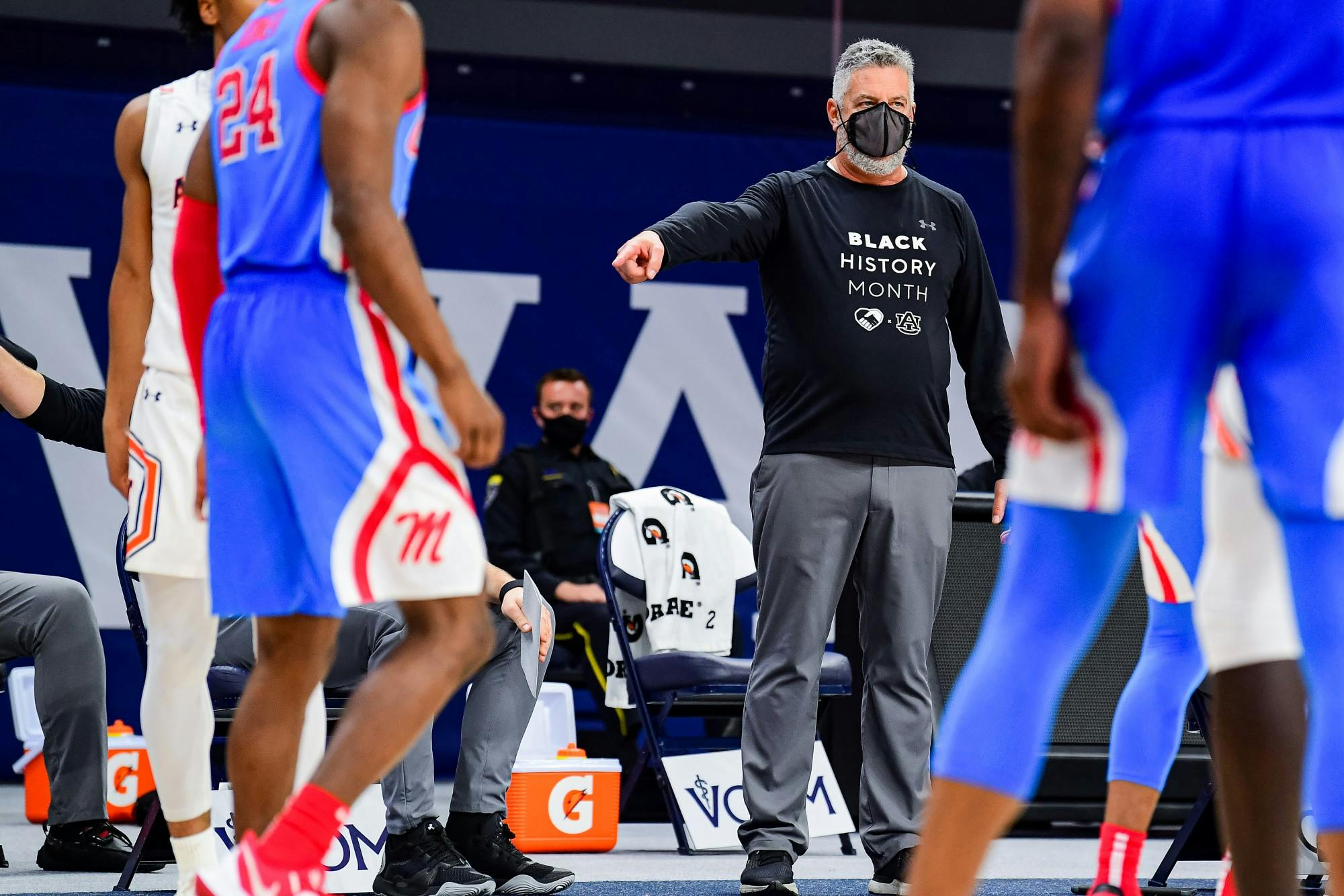 020621_Auburn_SL1_6487_Auburn Tigers head coach Bruce Pearl talks to the team.jpg