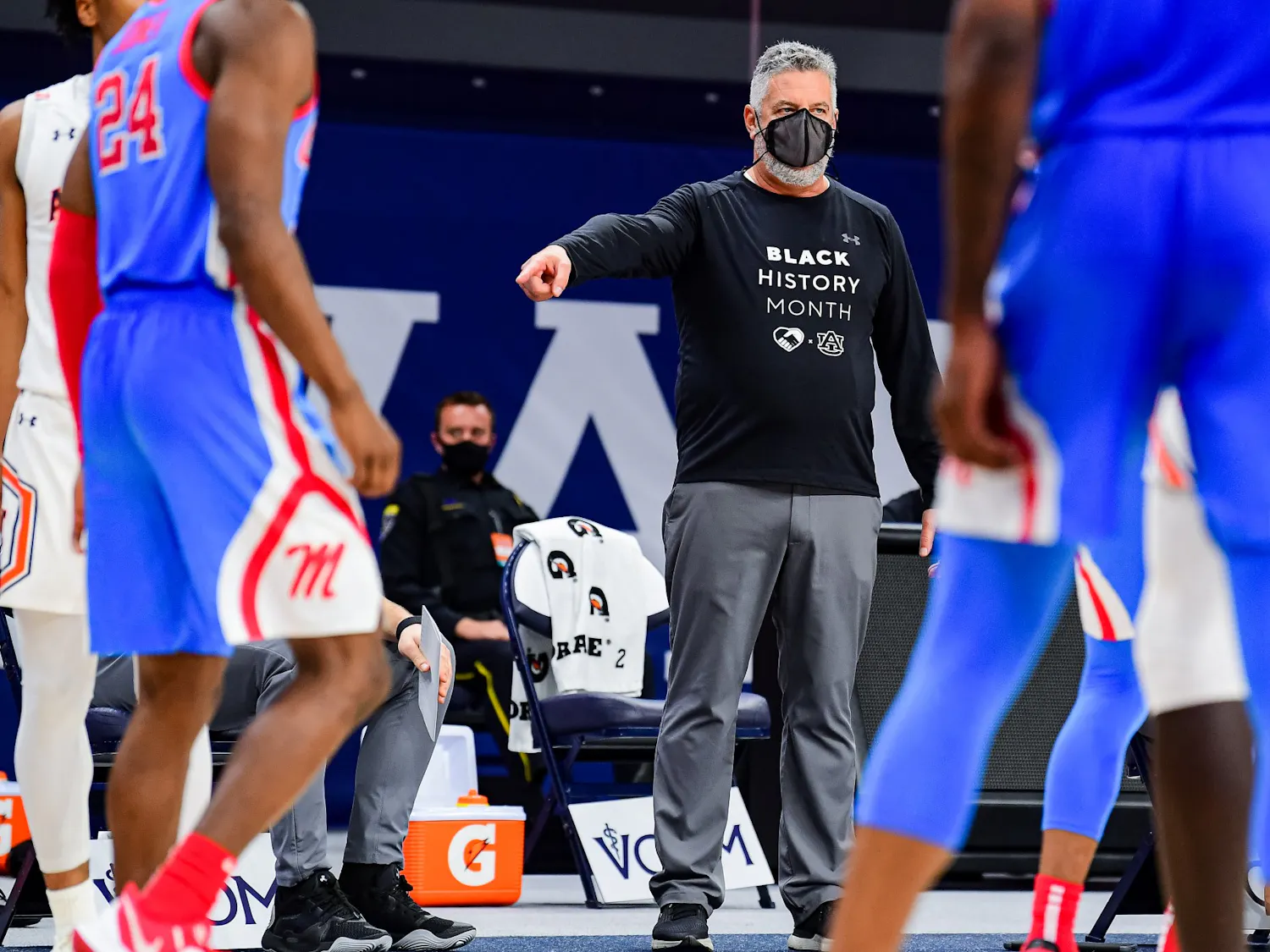 020621_Auburn_SL1_6487_Auburn Tigers head coach Bruce Pearl talks to the team.jpg