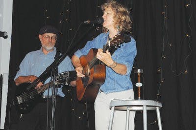 Cosy Sheridan performs at  Auburn Unitarian Universalist Fellowship for the Sundilla Concert Series Friday. The next concert will be Oct. 22 and will feature Chuck Brodsky. (Christen Harned / Assistant Photo Editor)