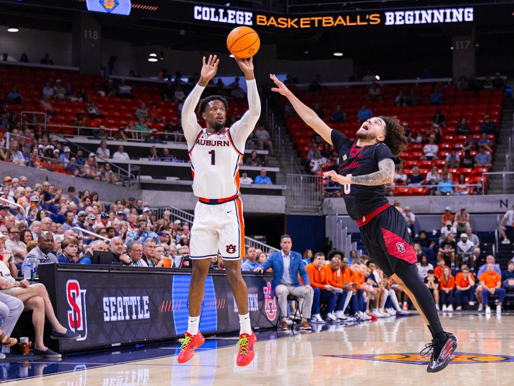 <p>Kevin Overton shoots and scores a three pointer against Seattle on March. 22, 2026.</p>