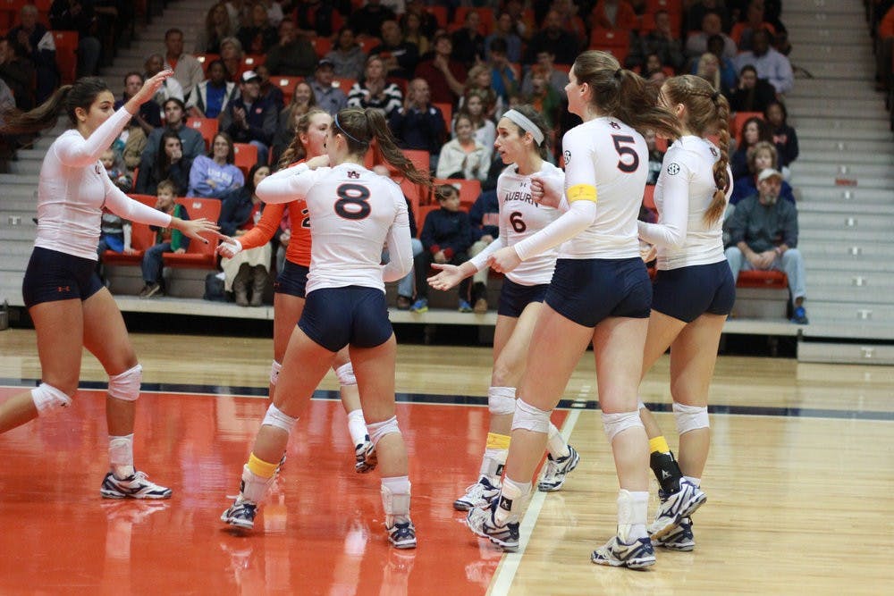 Auburn University Women's Volleyball team celebrates after a point. (Jenna Burgess / ASSOCIATE PHOTO EDITOR)