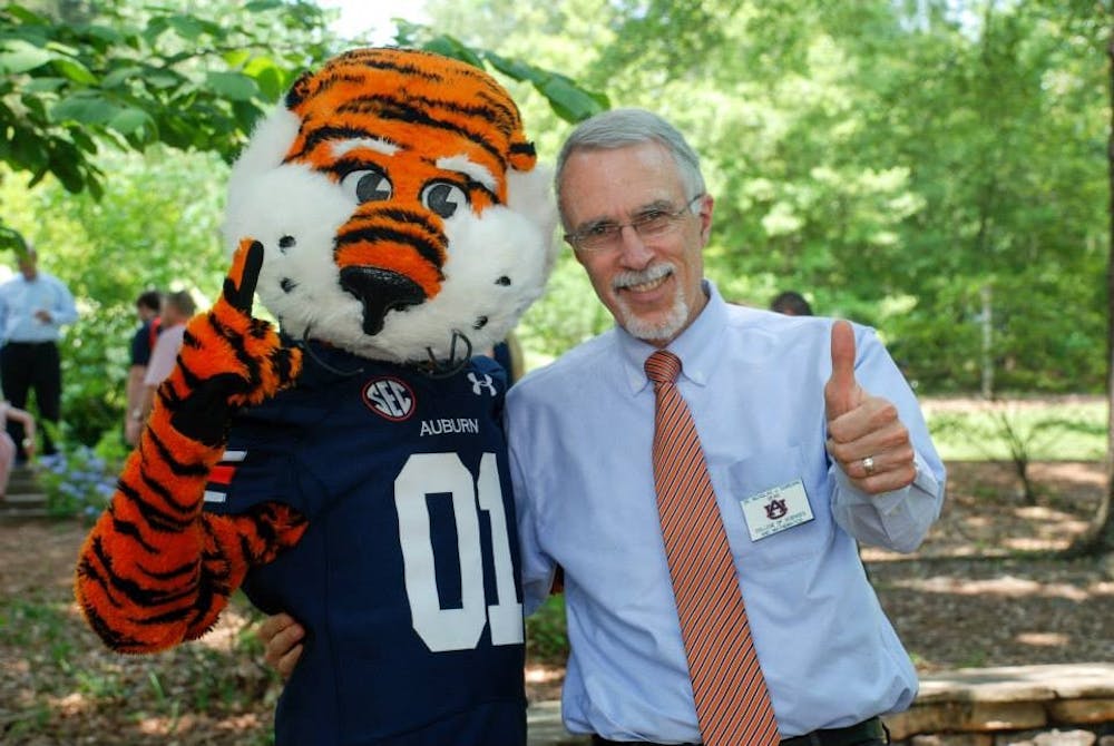 <p>COSAM Dean Nicholas Giordano gives a thumbs-up with Aubie.</p>