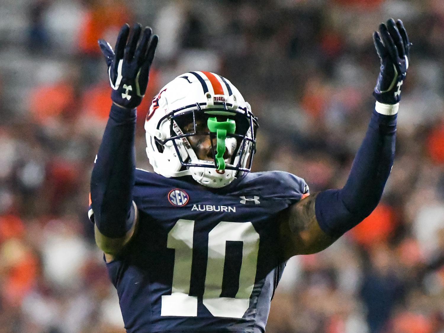 AUvsSJSU-27 Zion Puckett hypes up the crowd