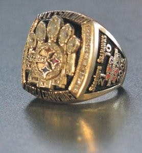 Simmons showed fans one of his two NFL Super Bowl rings. (Danielle Lowe / ASSISTANT PHOTO EDITOR)