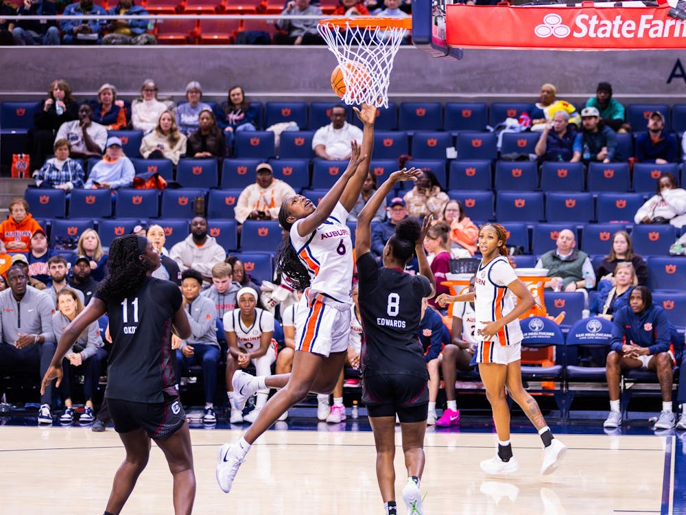 Khady Leye fights for a basket inside against South Carolina on Jan. 29, 2026. 
