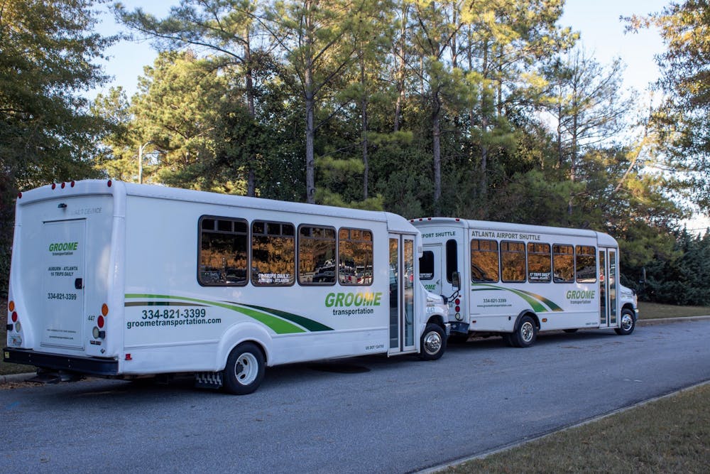 <p>Groome Transportation runs both 10–14 passenger vans and 21–25 passenger buses.</p>