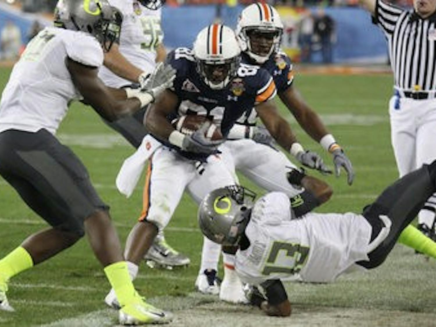 Terrell Zachery tries to avoid Oregon players. (Emily Adams/PHOTO EDITOR)