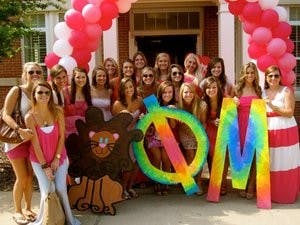 Phi Mu members eagerly waiting for their new members to arrive in the chapter room. (Eva Woghiren / COMMUNITY BEAT REPORTER)